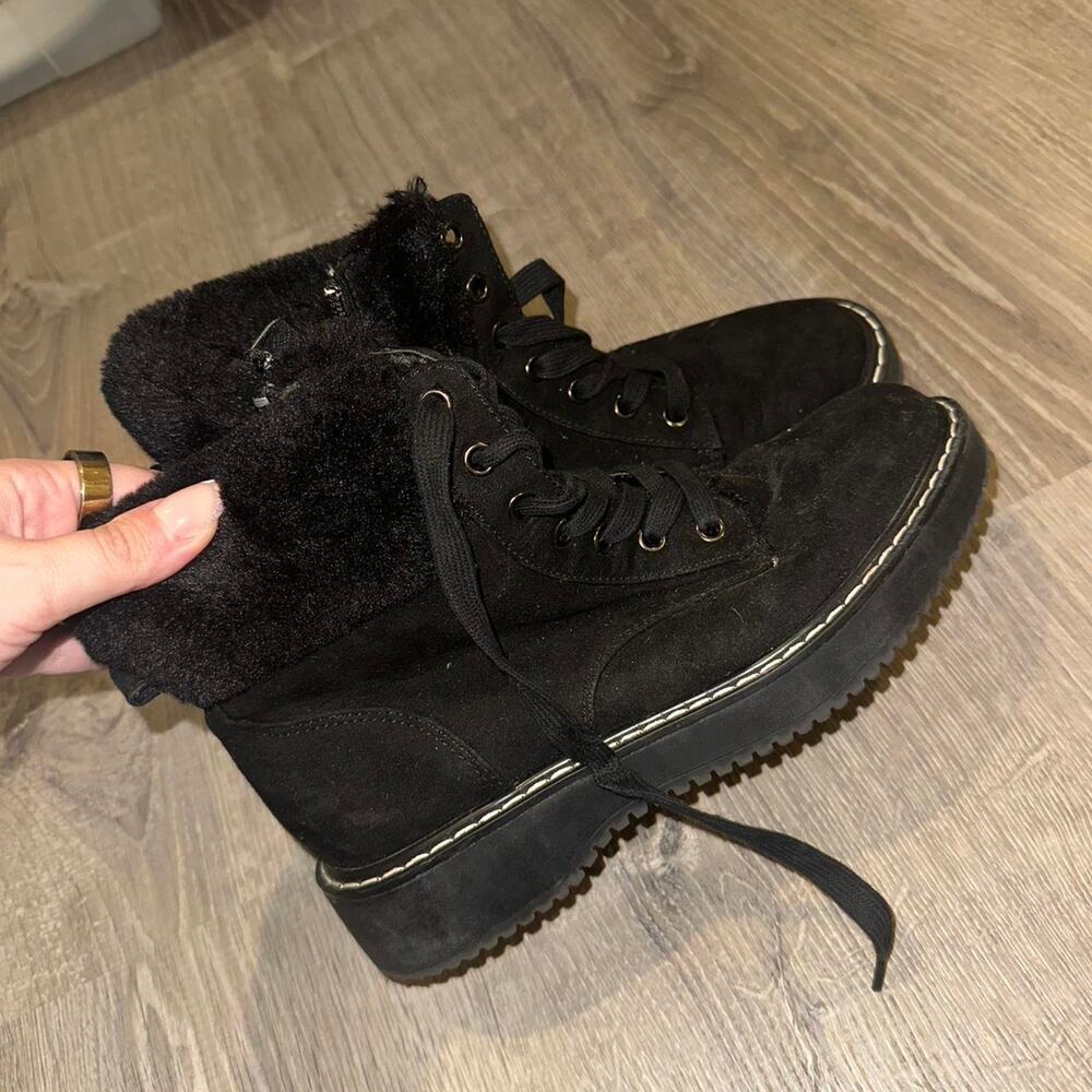 Black suede boots with fur